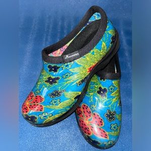 Flower Sloggers shoes women’s size 6